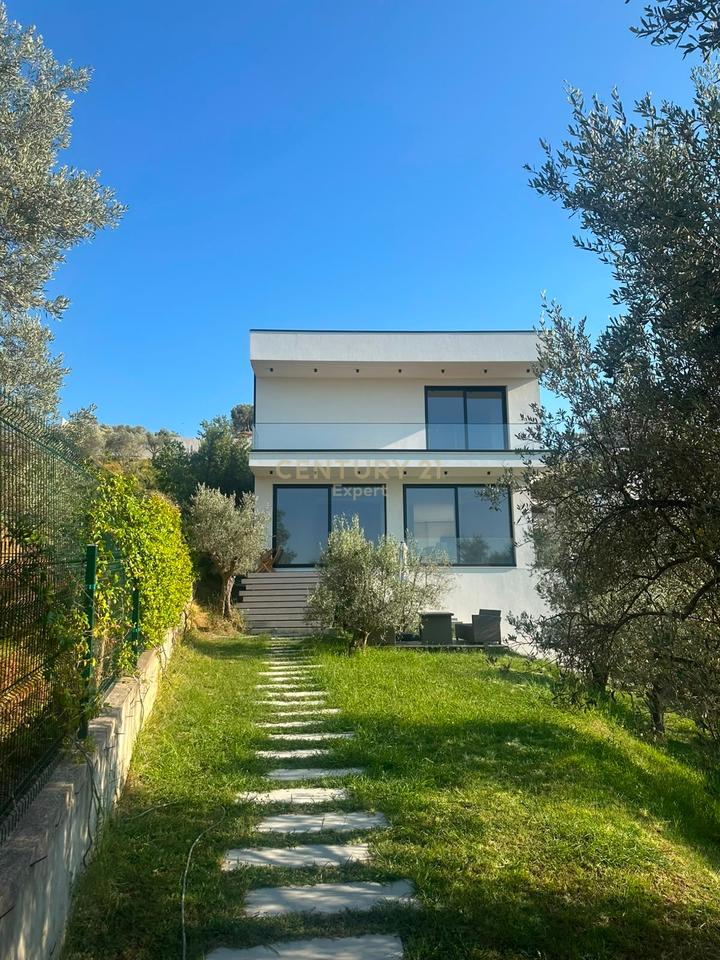 Villa di 3 piani in affitto, Lago Secco, Tirana.