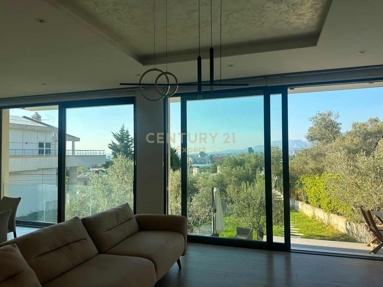 Villa di 3 piani in affitto, Lago Secco, Tirana.