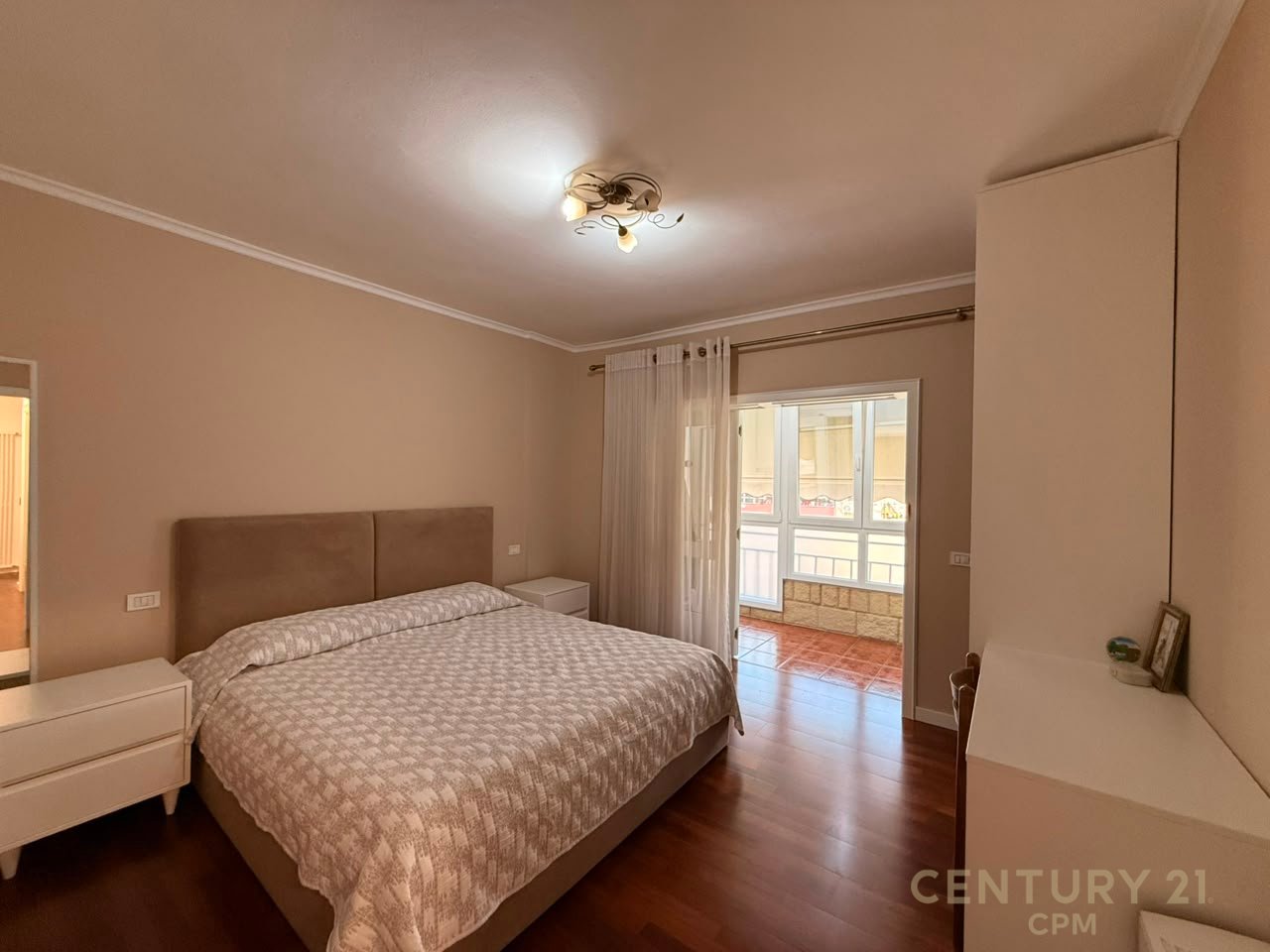 JEPET ME QIRA APARTAMENT 3+1+ GARAZH TEK AMBASADA AMERIKANE !