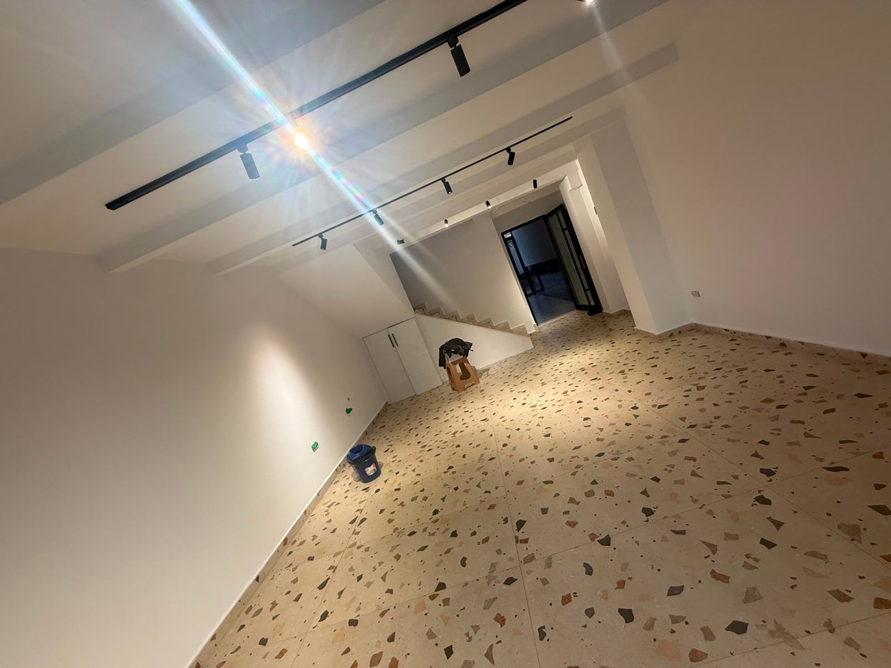 🏢 DYQAN ME QIRA –BUZE RRUGE, ASTIR