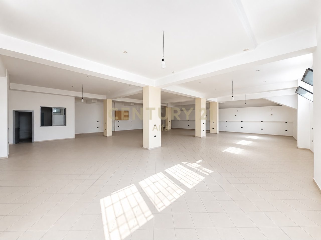Shitet Ambient Kati -1 në Bulevardin Blu, Kamëz – 288 m² | 600 €/m²