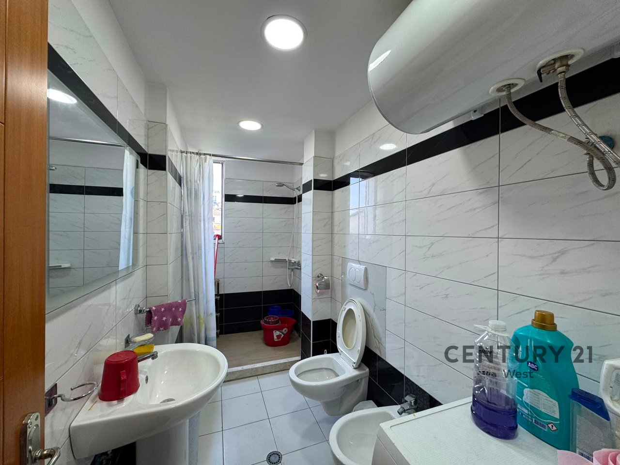 Apartament 3+1 me qera te Rruga Bardhyl
