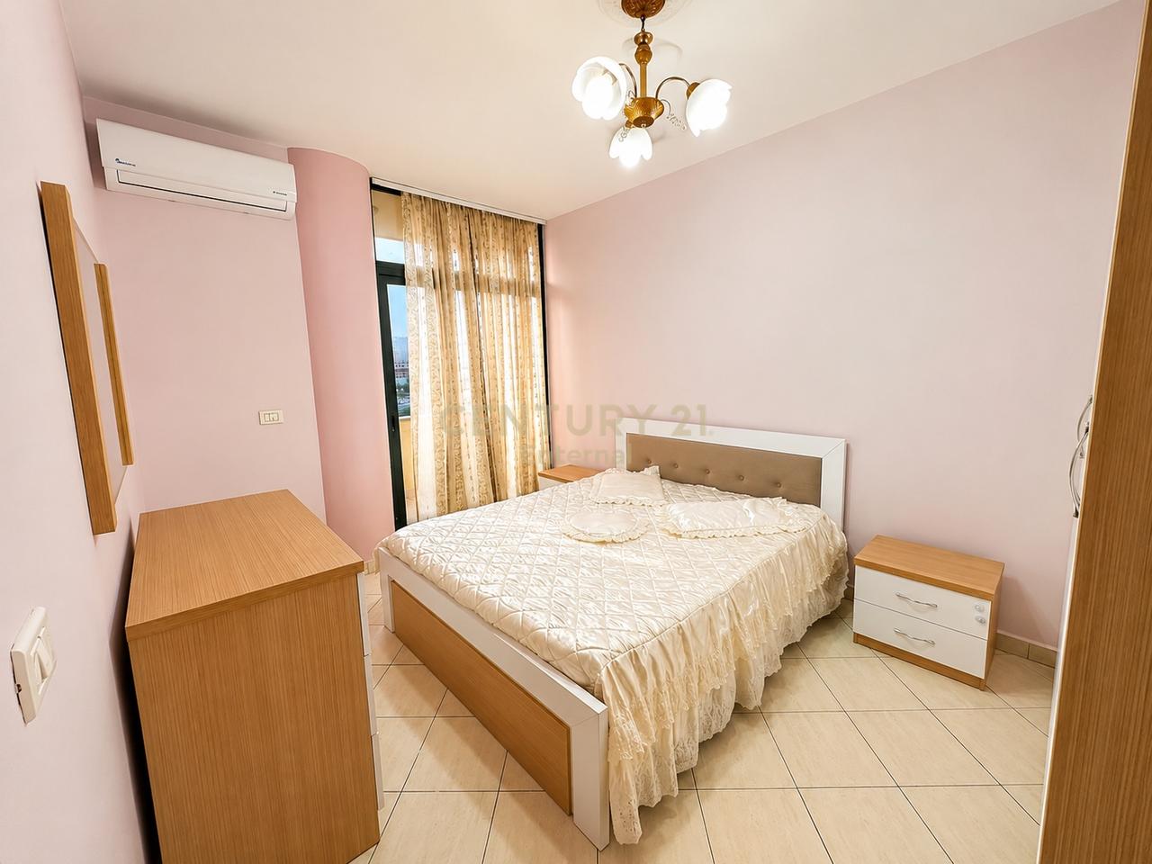 21 Dhjetori - Shitet 1+1 80m2 Kati i 9 Me Ashensor Dhe Mundesi Ndarje Ne 2+1