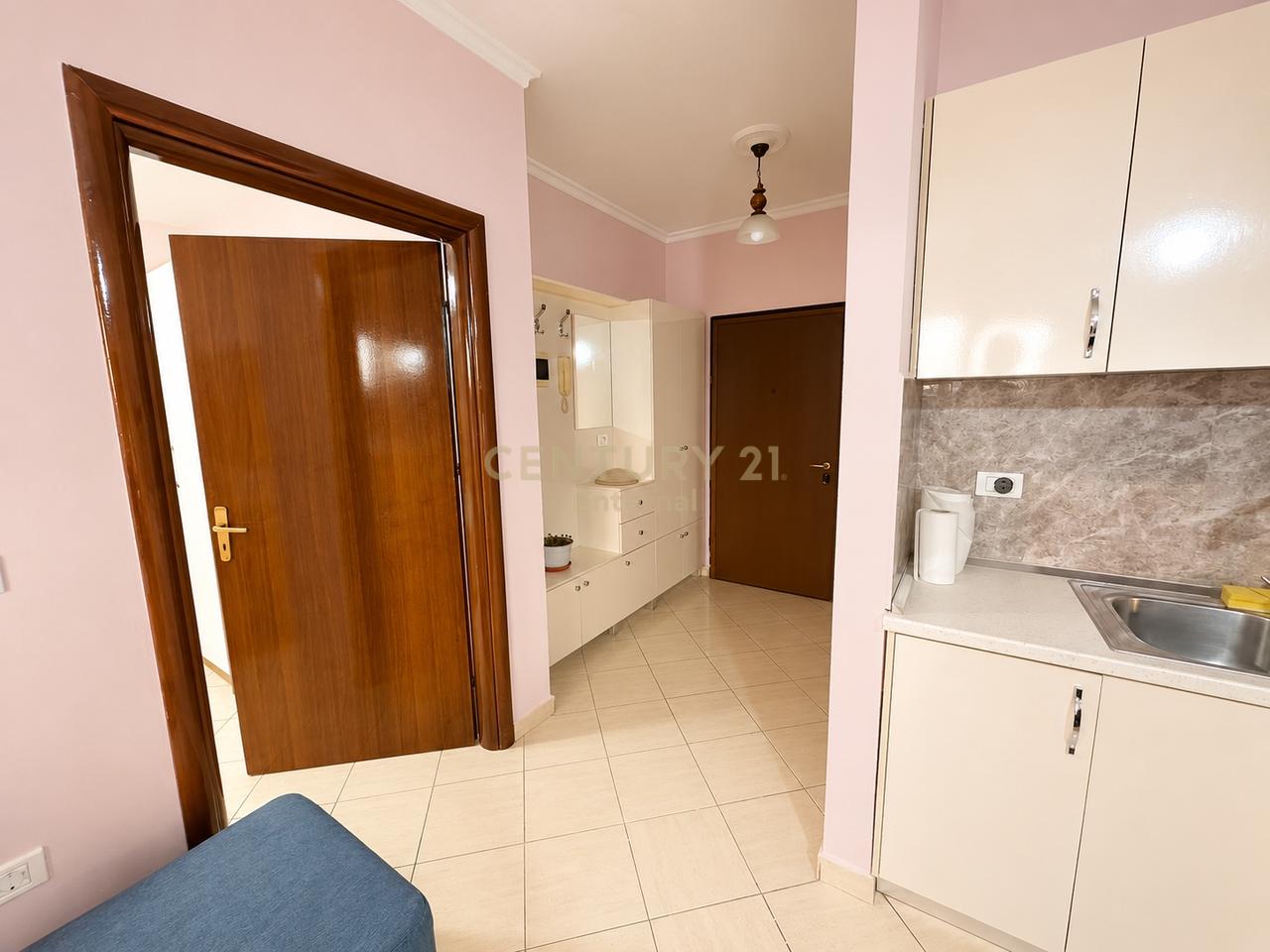 21 Dhjetori - Shitet 1+1 80m2 Kati i 9 Me Ashensor Dhe Mundesi Ndarje Ne 2+1