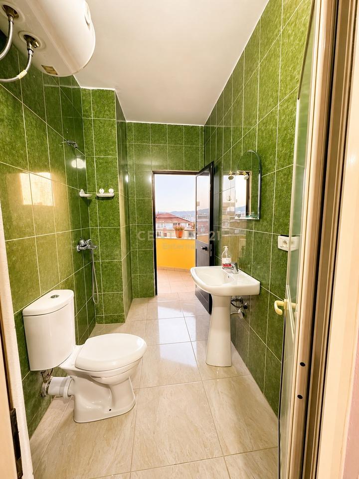 21 Dhjetori - Shitet 1+1 80m2 Kati i 9 Me Ashensor Dhe Mundesi Ndarje Ne 2+1