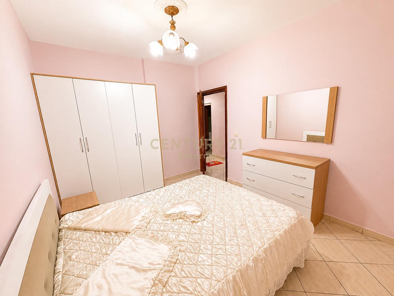 21 Dhjetori - Shitet 1+1 80m2 Kati i 9 Me Ashensor Dhe Mundesi Ndarje Ne 2+1