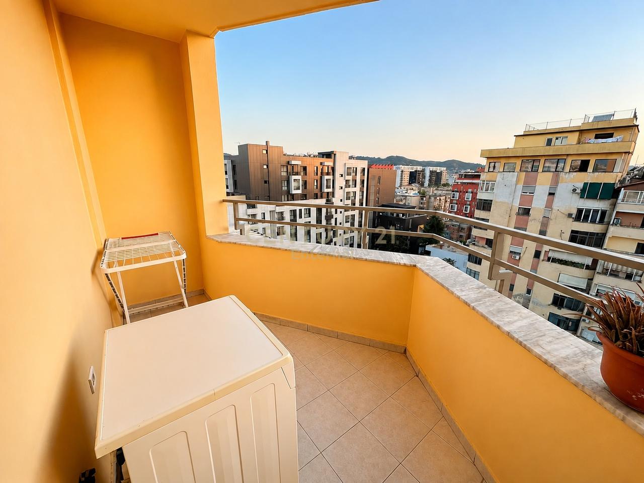 21 Dhjetori - Shitet 1+1 80m2 Kati i 9 Me Ashensor Dhe Mundesi Ndarje Ne 2+1