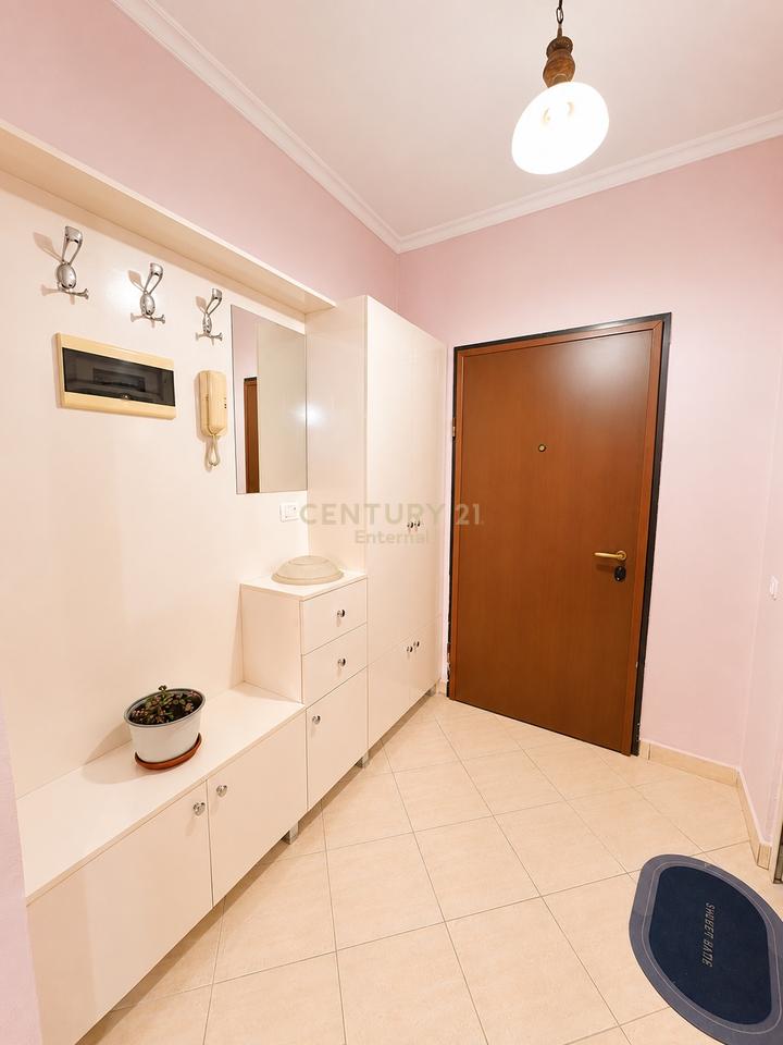 21 Dhjetori - Shitet 1+1 80m2 Kati i 9 Me Ashensor Dhe Mundesi Ndarje Ne 2+1