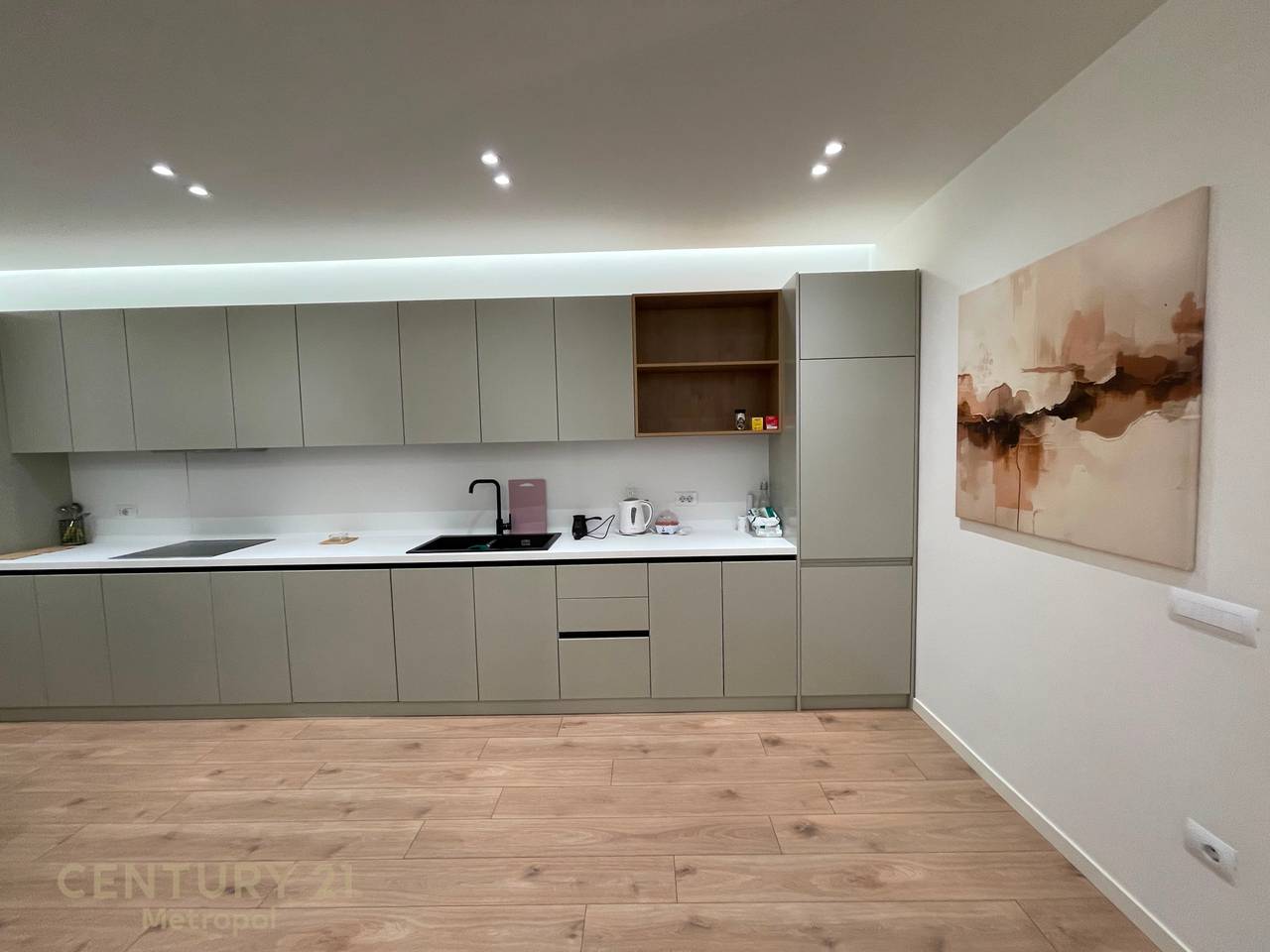JEPET ME QIRA APARTAMENT 2+1+2, ZOGU I ZI!