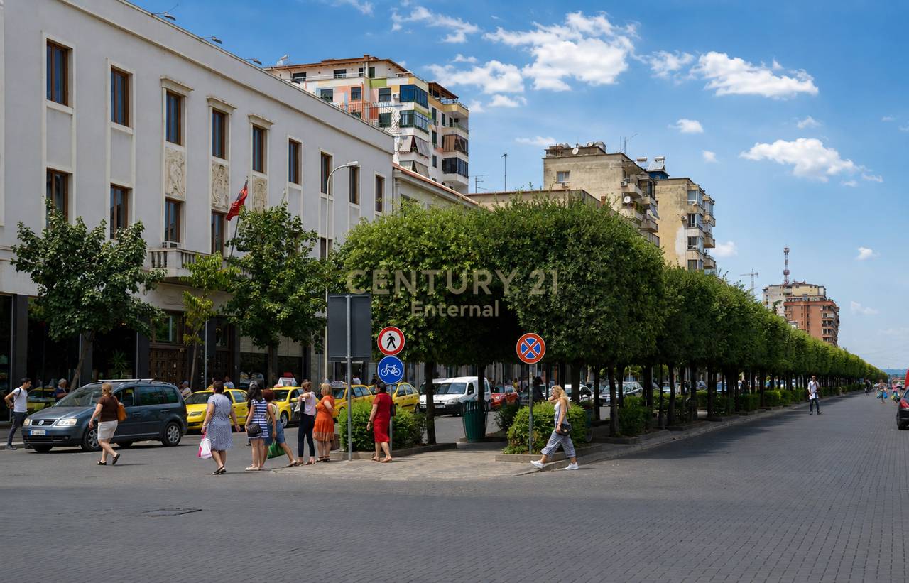 Bulevardi Zogu 1, Pas Universitetit UFO - Jepet Me Qera Zyre 120m2 E Investuar Totalisht Dhe Me Fasade Xhami Nga Rruga