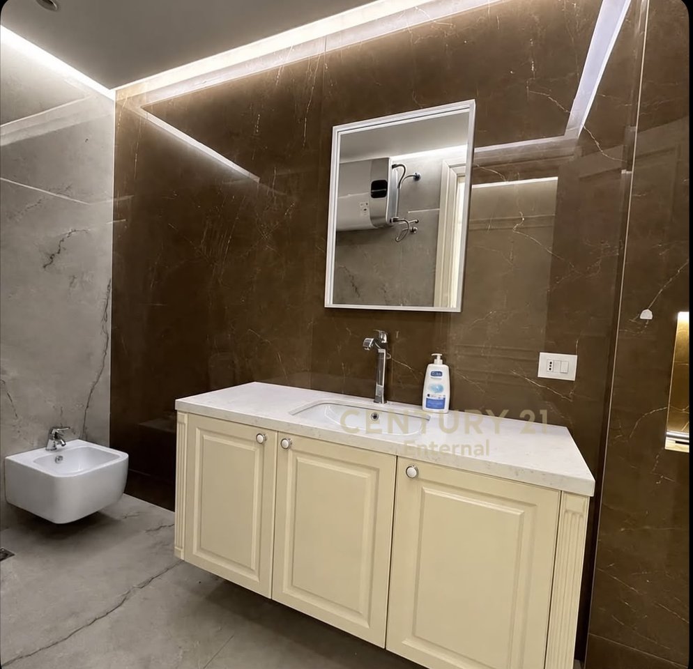 Jepet me qira Apartament 200 m², i përshtatshëm për zyra, në Ish-Bllok.
Administrim 24h,siguri maksimale,super modern.