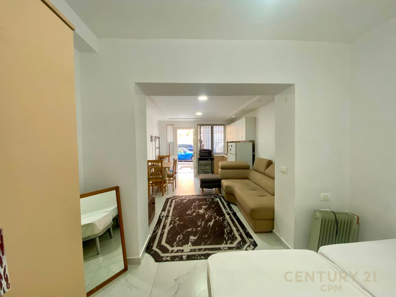 NE KOMUNEN E PARISIT PRANE KESH JAPIM ME QIRA STUDIO APARTAMENT