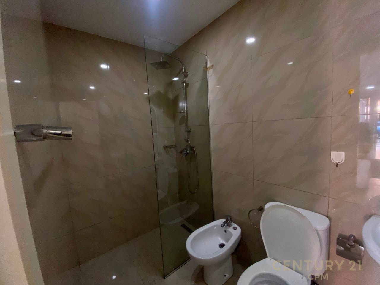 NE KOMUNEN E PARISIT PRANE KESH JAPIM ME QIRA STUDIO APARTAMENT