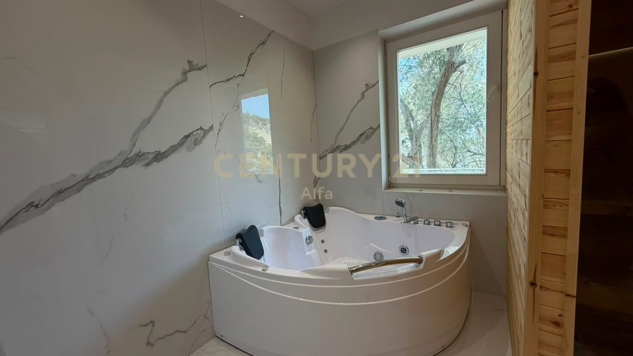VILË PREMIUM ME QIRA NË PETRELË – PAMJE PANORAMIKE &amp; PRIVATËSI