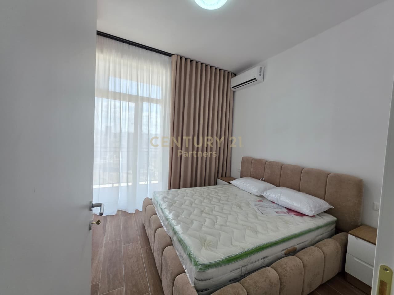 EKSKLUZIVE
🏡 JAPIM ME QIRA APARTAMENT 1+1 TEK ALTURA TRADE CENTER
BULEVARDI I RI