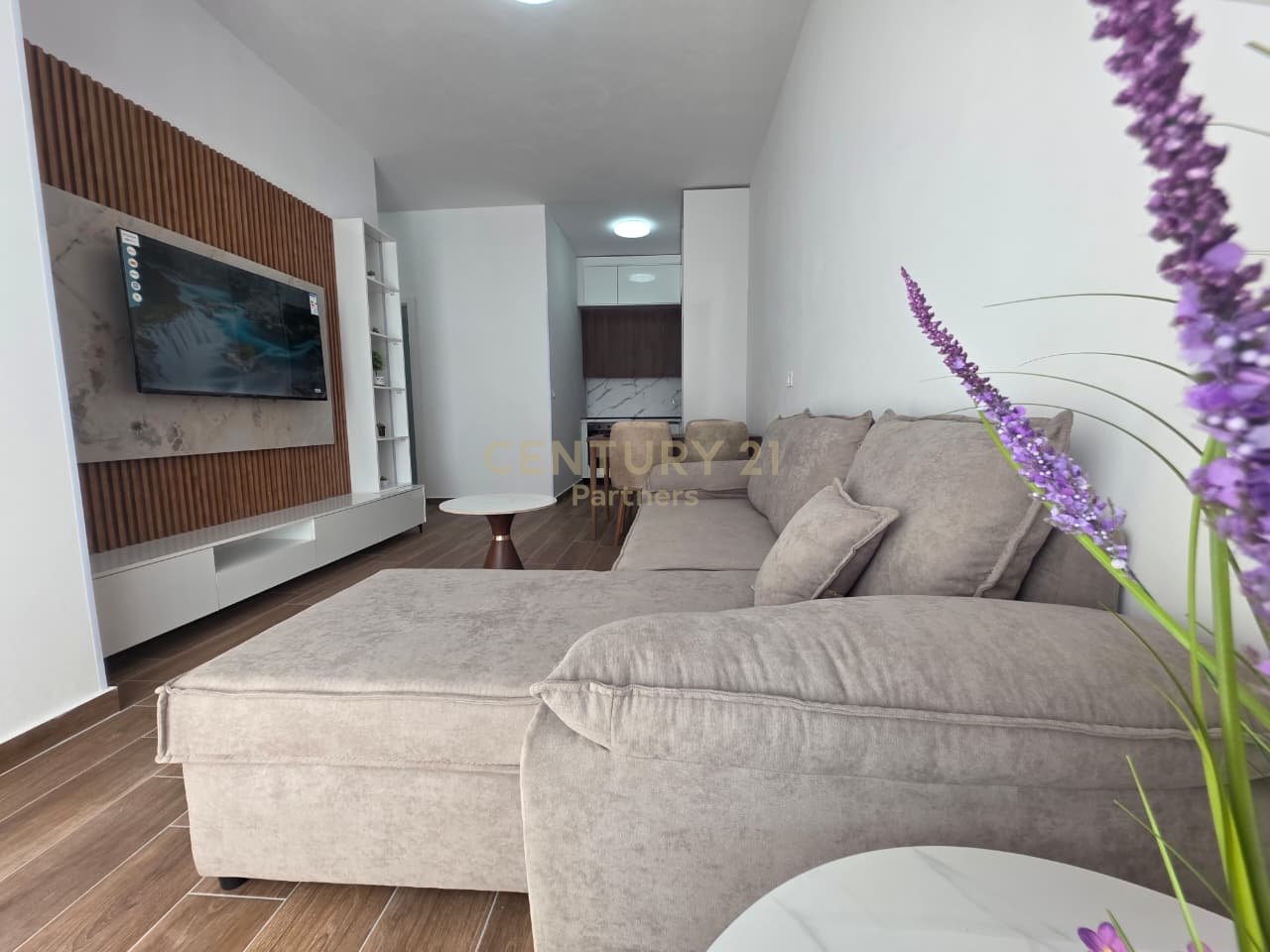 EKSKLUZIVE
🏡 JAPIM ME QIRA APARTAMENT 1+1 TEK ALTURA TRADE CENTER
BULEVARDI I RI