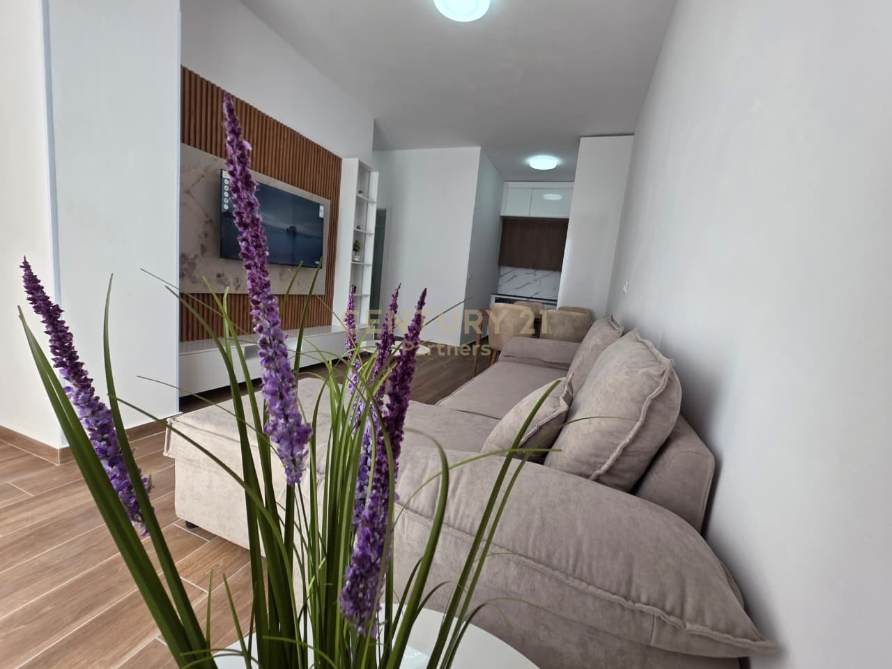 EKSKLUZIVE
🏡 JAPIM ME QIRA APARTAMENT 1+1 TEK ALTURA TRADE CENTER
BULEVARDI I RI