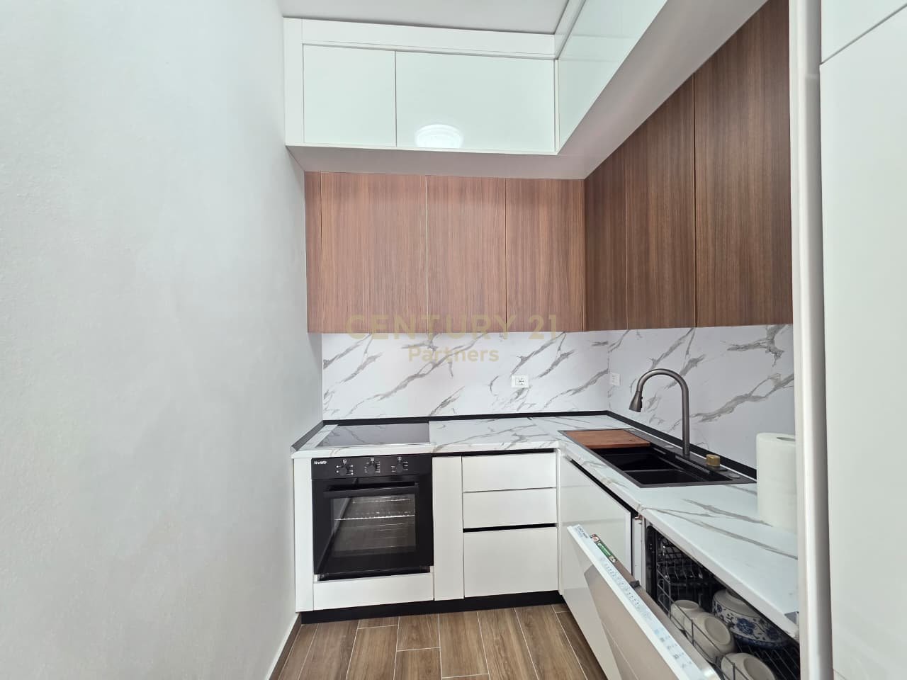EKSKLUZIVE
🏡 JAPIM ME QIRA APARTAMENT 1+1 TEK ALTURA TRADE CENTER
BULEVARDI I RI