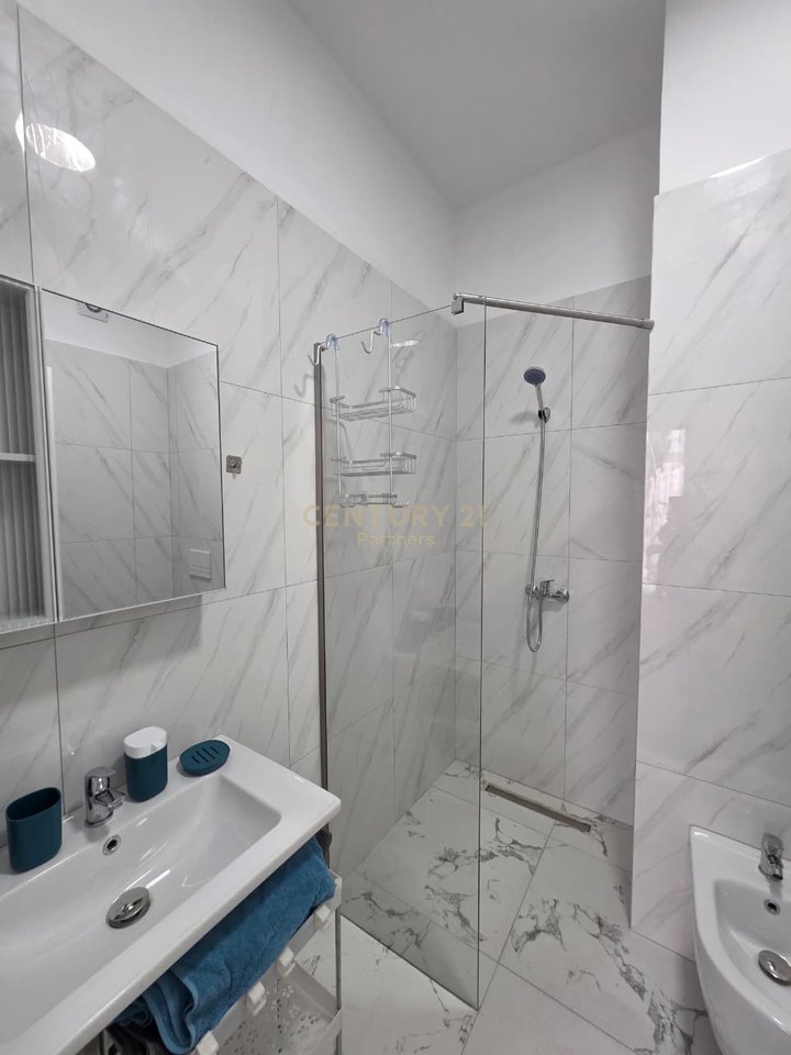 EKSKLUZIVE
🏡 JAPIM ME QIRA APARTAMENT 1+1 TEK ALTURA TRADE CENTER
BULEVARDI I RI