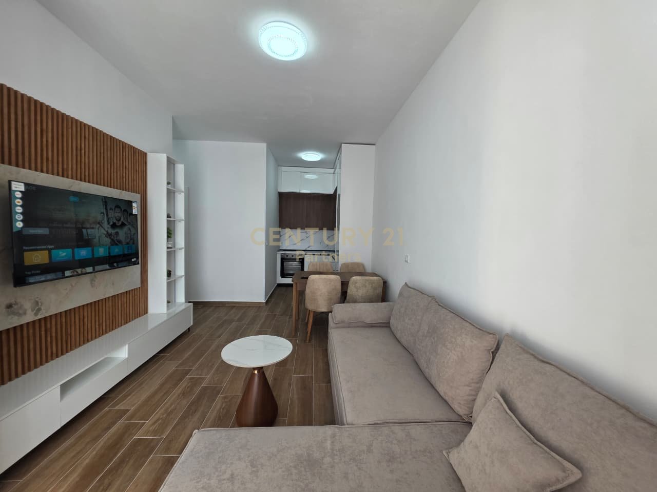 EKSKLUZIVE
🏡 JAPIM ME QIRA APARTAMENT 1+1 TEK ALTURA TRADE CENTER
BULEVARDI I RI