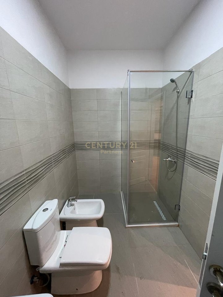🏢EKSKLUZIVE!
 SHESIM APARTAMENT 2+1 + POST PARKIMI TEK GOLDEN PARK, RRUGA E KAVAJËS, TIRANË.
BLERJE ME KREDI!