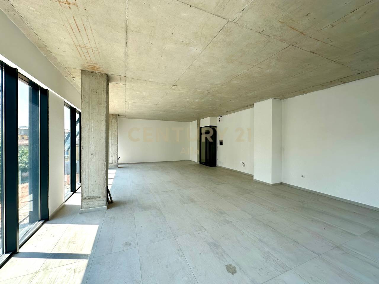 IN AFFITTO, SPAZIO COMMERCIALE PREMIUM IN VIA BARRIKADAVE❗️