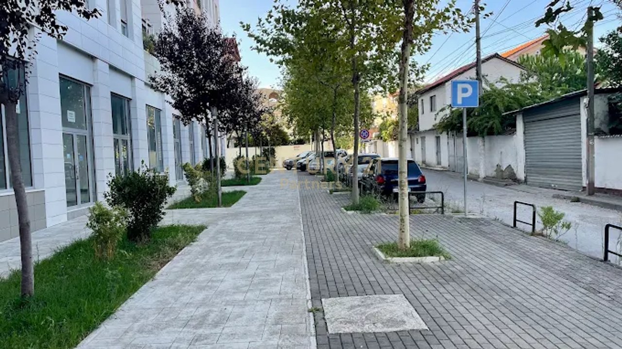 APARTAMENT PER SHITJE NE ALI DEM, PRANE MATERNITETIT TE RI
