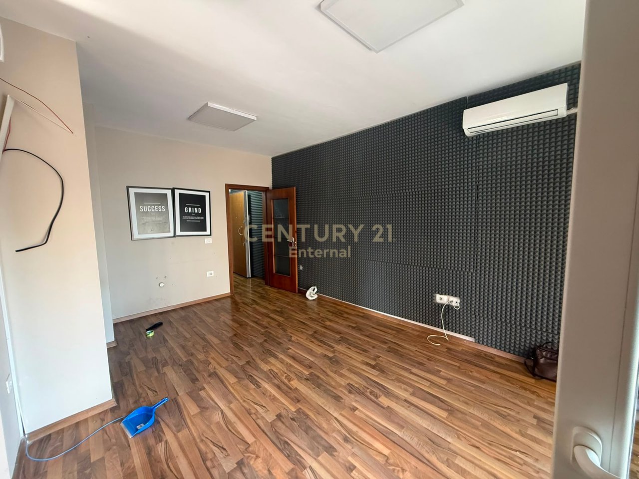 AMBIENT PREMIUM PËR ZYRË+2 PARKIME​ TE 21 DHJETORI