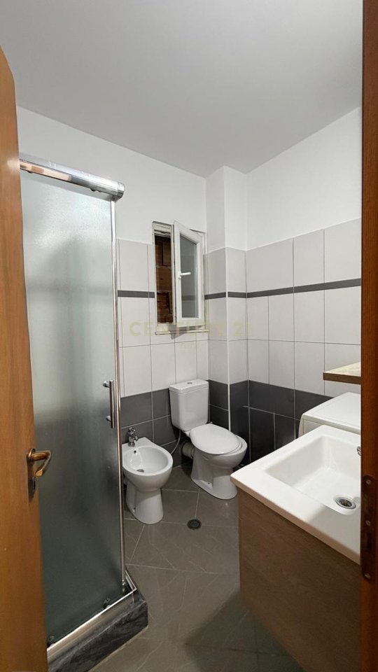 Shitet  apartament 2+1 ne hyrje te Freskut!