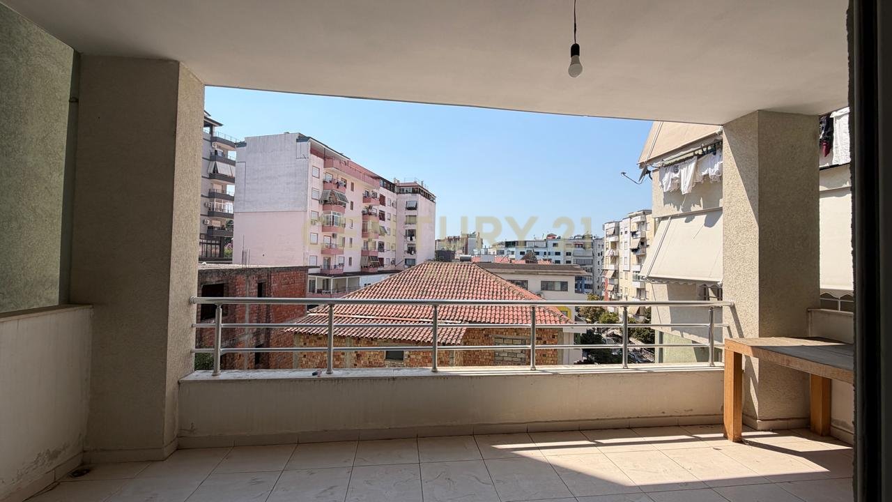 Shitet  apartament 2+1 ne hyrje te Freskut!