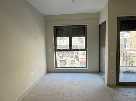 JEPET ME QIRA 1+1 AMBIENT KOMERCIAL  AFER SHKOLLES SE KUQE