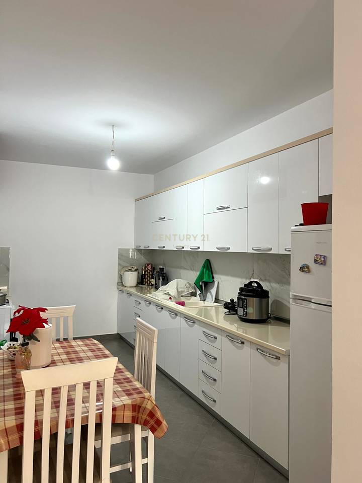 Apartament 2+1 Per Shitje Kompleksi Tom Doshi , Shkozë
