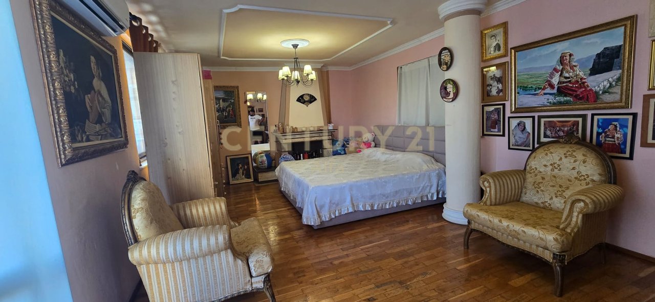 Shitet apartament 2+1+1 përballë Maternitetit të Ri!