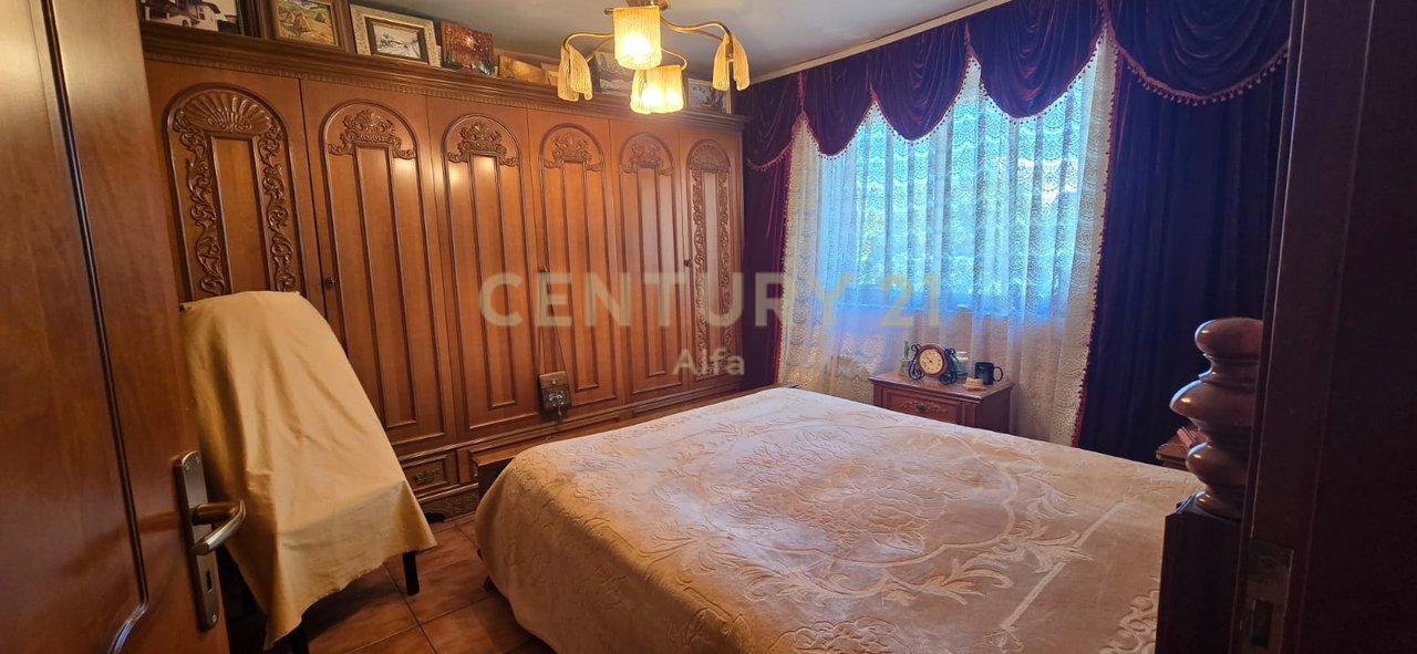 Shitet apartament 2+1+1 përballë Maternitetit të Ri!