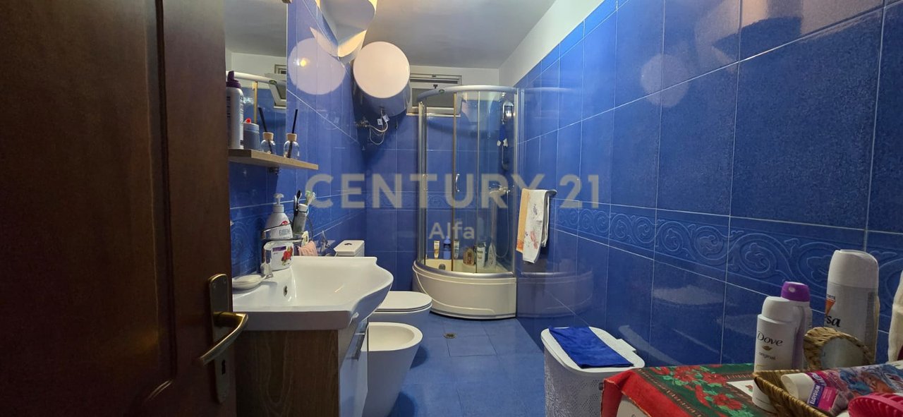 Shitet apartament 2+1+1 përballë Maternitetit të Ri!