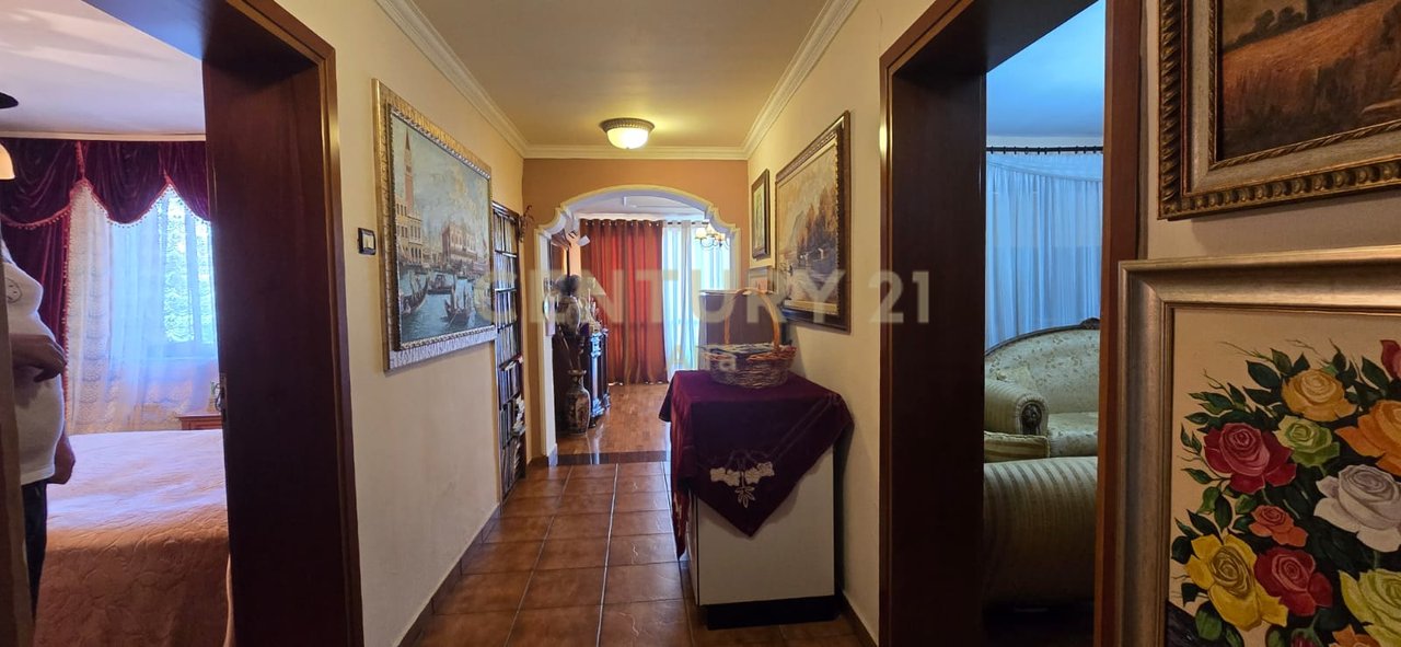 Shitet apartament 2+1+1 përballë Maternitetit të Ri!