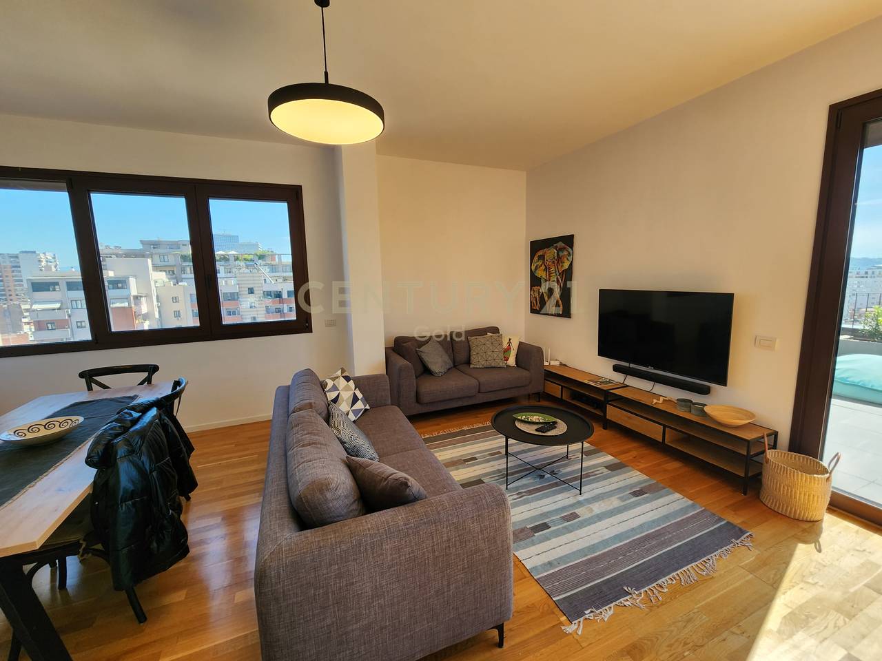 APARTAMENT ME VERANDE + POST PARKIMI PER QERA TEK RRUGA E BARRIKADAVE