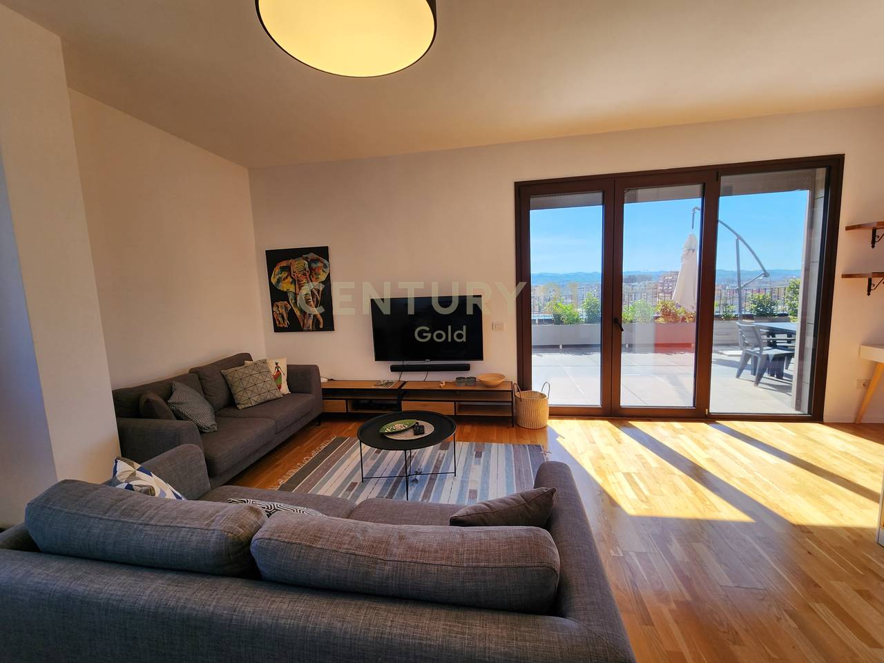 APARTAMENT ME VERANDE + POST PARKIMI PER QERA TEK RRUGA E BARRIKADAVE