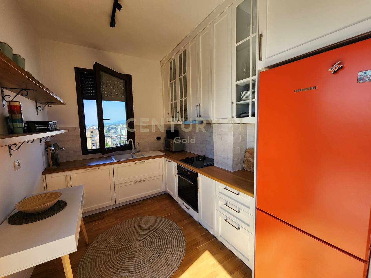 APARTAMENT ME VERANDE + POST PARKIMI PER QERA TEK RRUGA E BARRIKADAVE