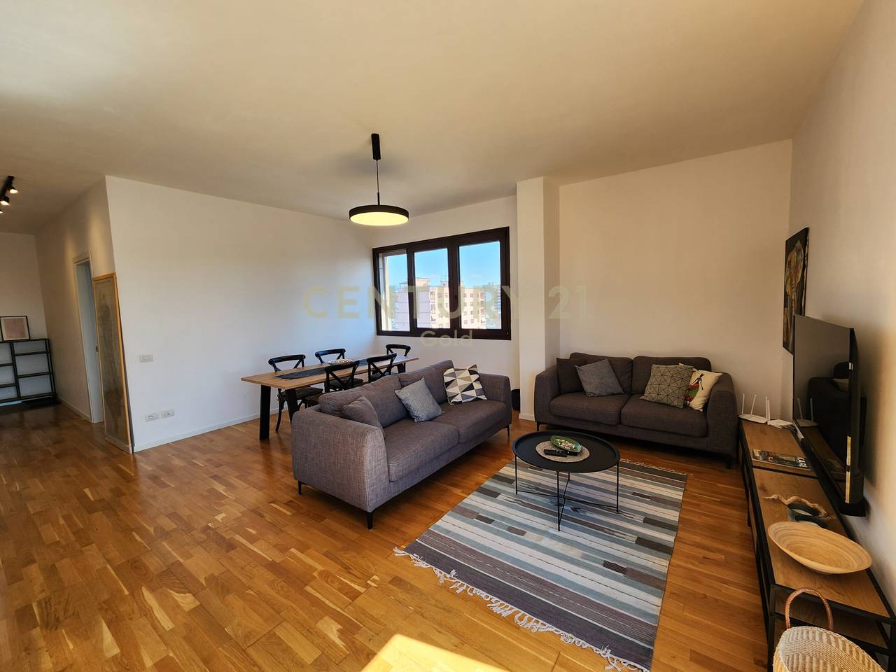 APARTAMENT ME VERANDE + POST PARKIMI PER QERA TEK RRUGA E BARRIKADAVE