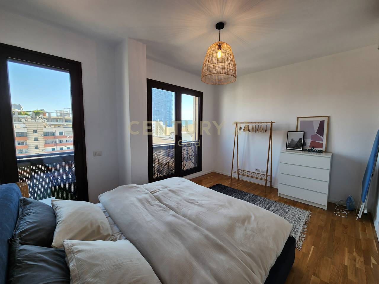 APARTAMENT ME VERANDE + POST PARKIMI PER QERA TEK RRUGA E BARRIKADAVE