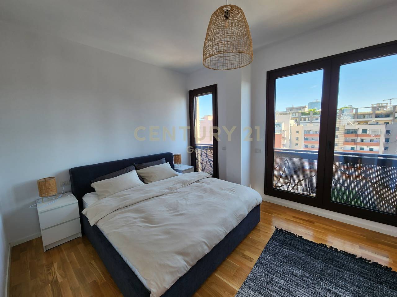 APARTAMENT ME VERANDE + POST PARKIMI PER QERA TEK RRUGA E BARRIKADAVE