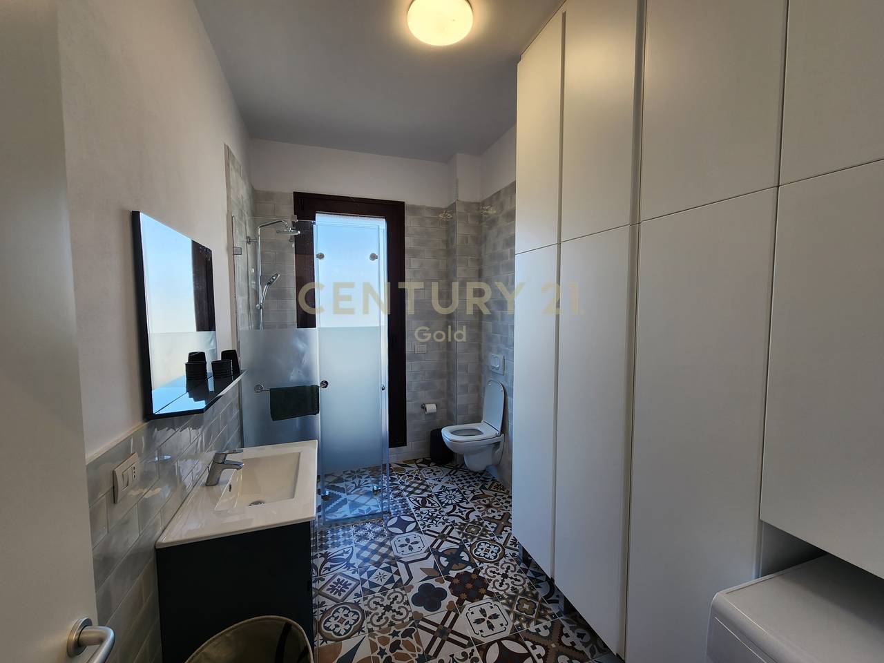 APARTAMENT ME VERANDE + POST PARKIMI PER QERA TEK RRUGA E BARRIKADAVE