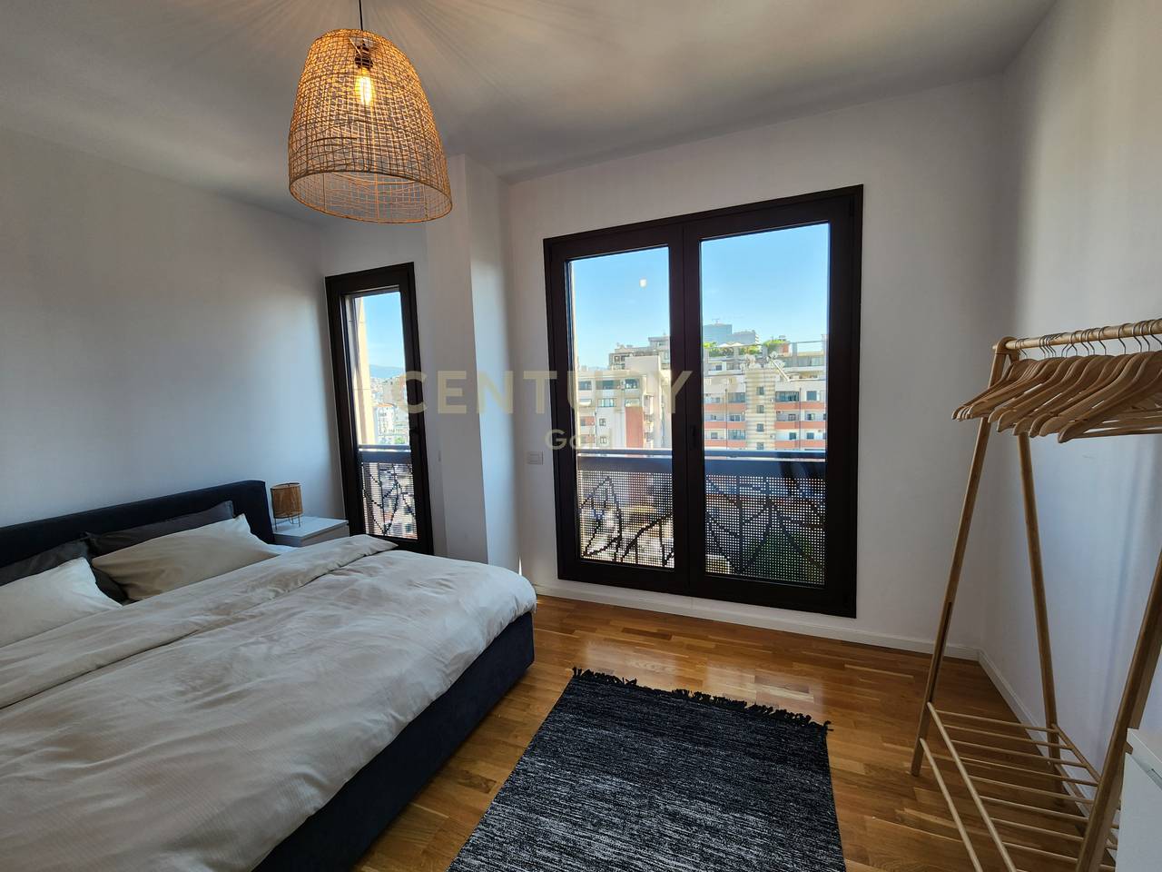 APARTAMENT ME VERANDE + POST PARKIMI PER QERA TEK RRUGA E BARRIKADAVE