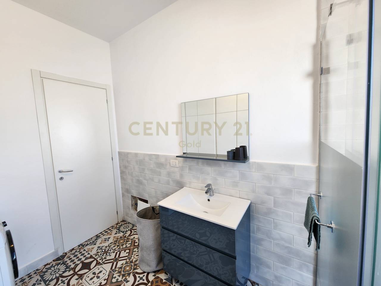 APARTAMENT ME VERANDE + POST PARKIMI PER QERA TEK RRUGA E BARRIKADAVE