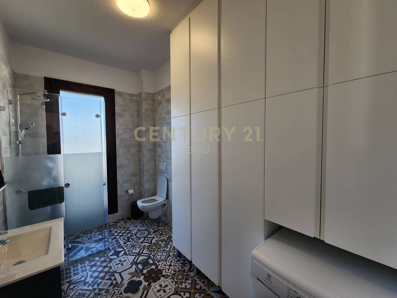APARTAMENT ME VERANDE + POST PARKIMI PER QERA TEK RRUGA E BARRIKADAVE