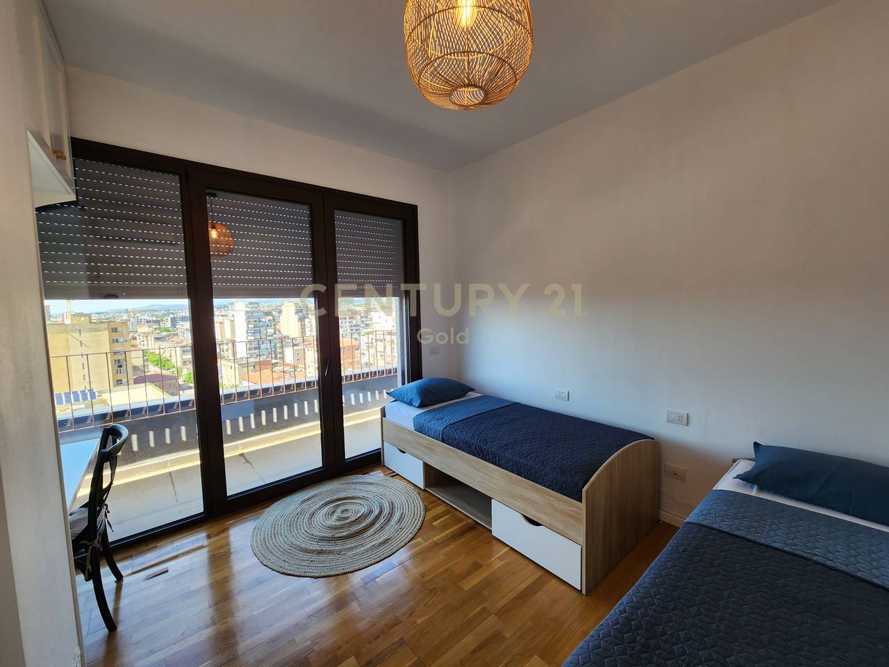 APARTAMENT ME VERANDE + POST PARKIMI PER QERA TEK RRUGA E BARRIKADAVE