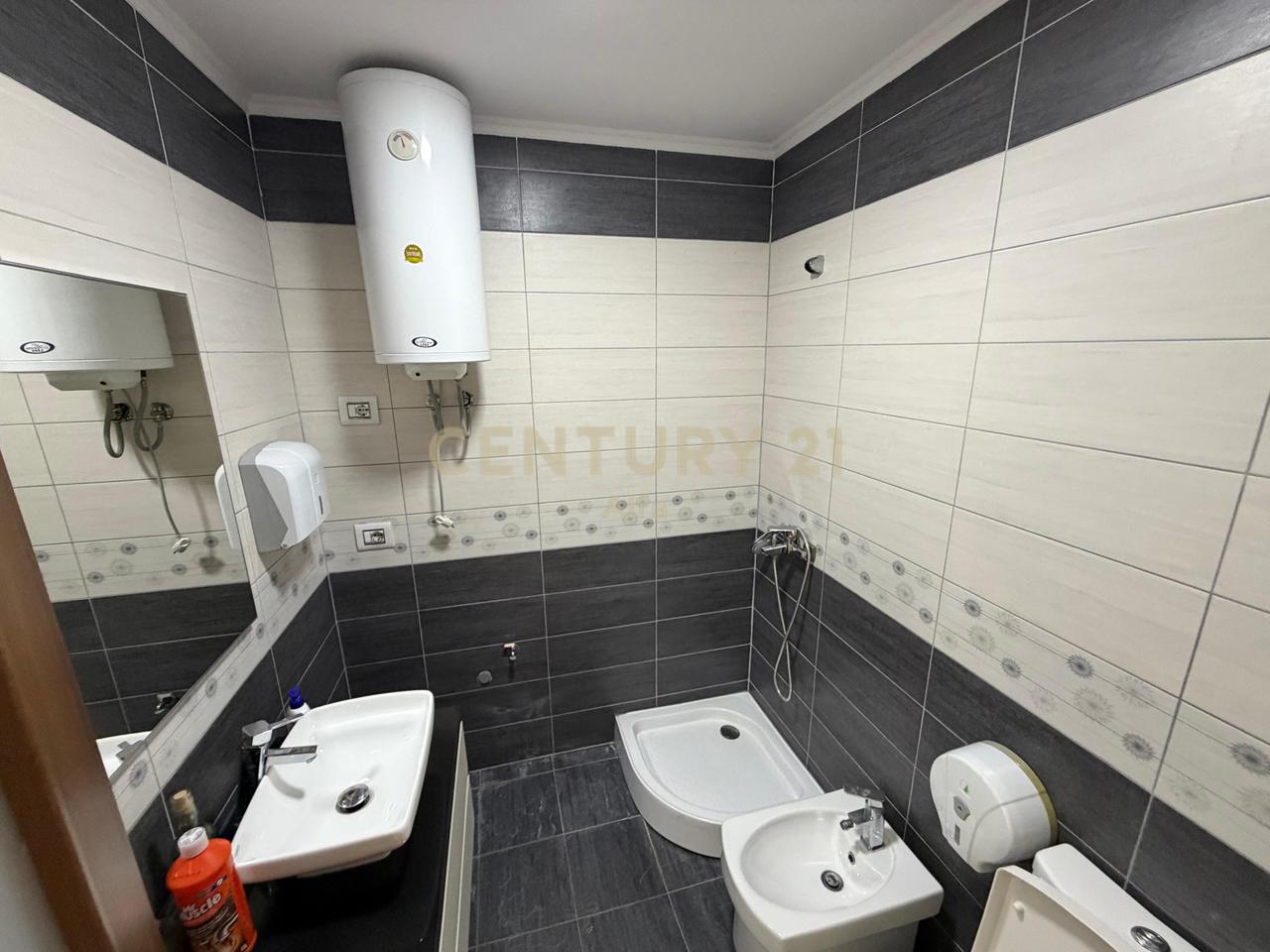 Zyrë me Qira 180 m² | Kati i Fundit | Kompleksi Malajziani