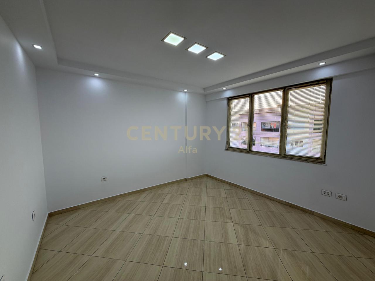 Zyrë me Qira 180 m² | Kati i Fundit | Kompleksi Malajziani