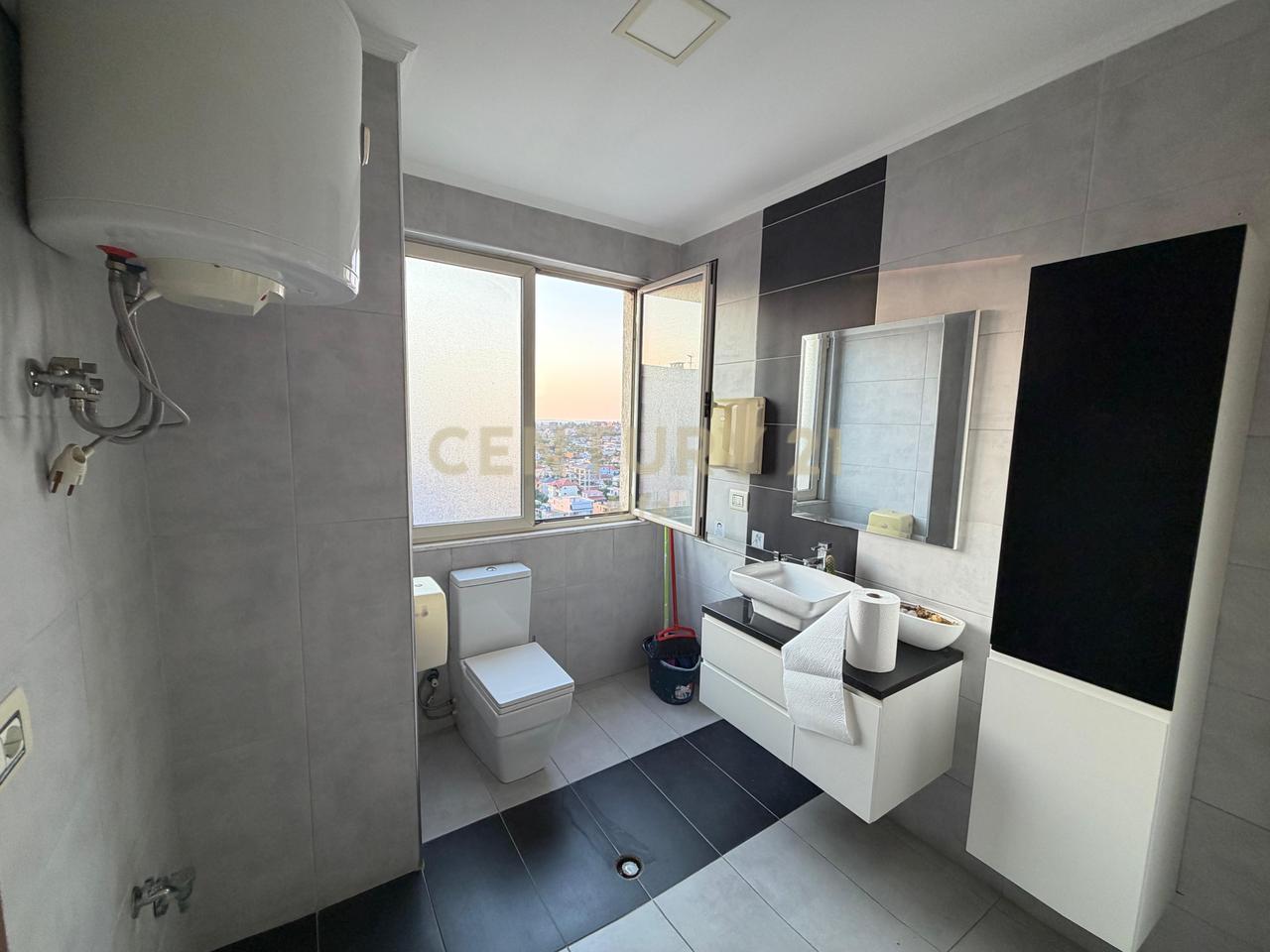 Zyrë me Qira 180 m² | Kati i Fundit | Kompleksi Malajziani